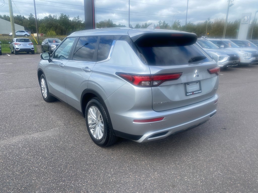 2024 Mitsubishi Outlander LE in Thunder Bay, Ontario - 6 - w1024h768px
