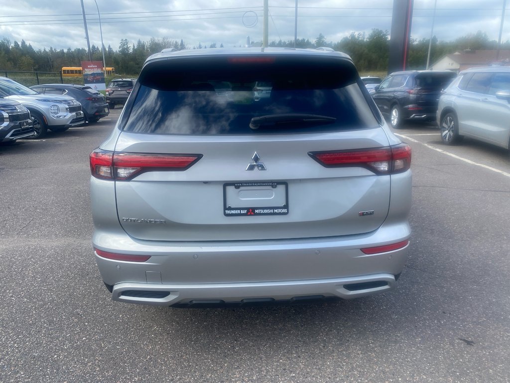 2024 Mitsubishi Outlander LE in Thunder Bay, Ontario - 5 - w1024h768px