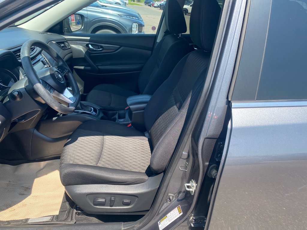2018 Nissan Rogue SV in Thunder Bay, Ontario - 9 - w1024h768px
