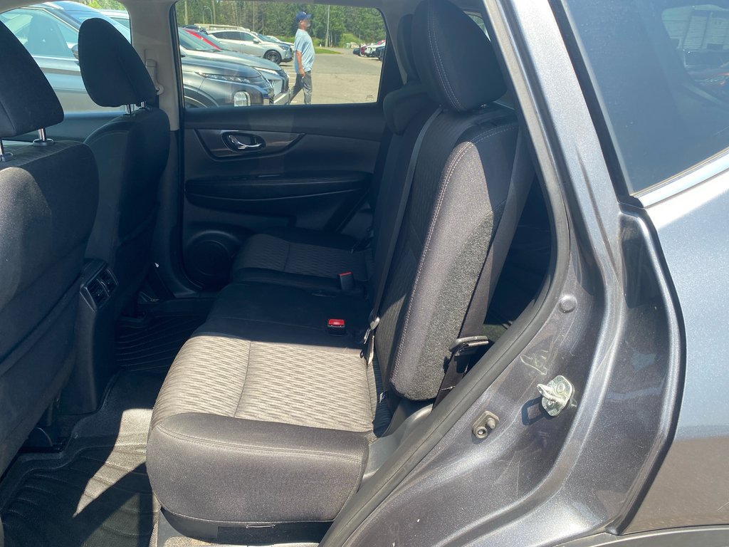 2018 Nissan Rogue SV in Thunder Bay, Ontario - 8 - w1024h768px