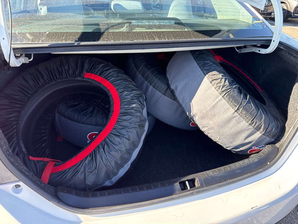 2016 Toyota Corolla LE in Thunder Bay, Ontario - 12 - w1024h768px