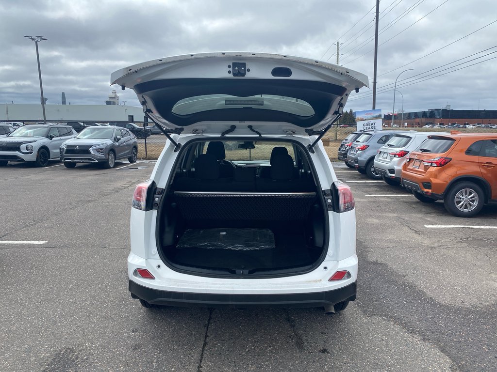 2018 Toyota RAV4 LE in Thunder Bay, Ontario - 12 - w1024h768px
