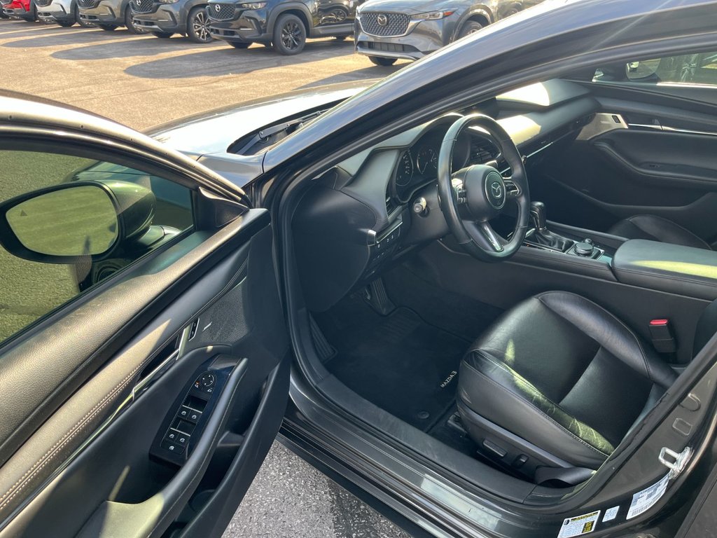 2020 Mazda 3 in Pickering, Ontario - 17 - w1024h768px