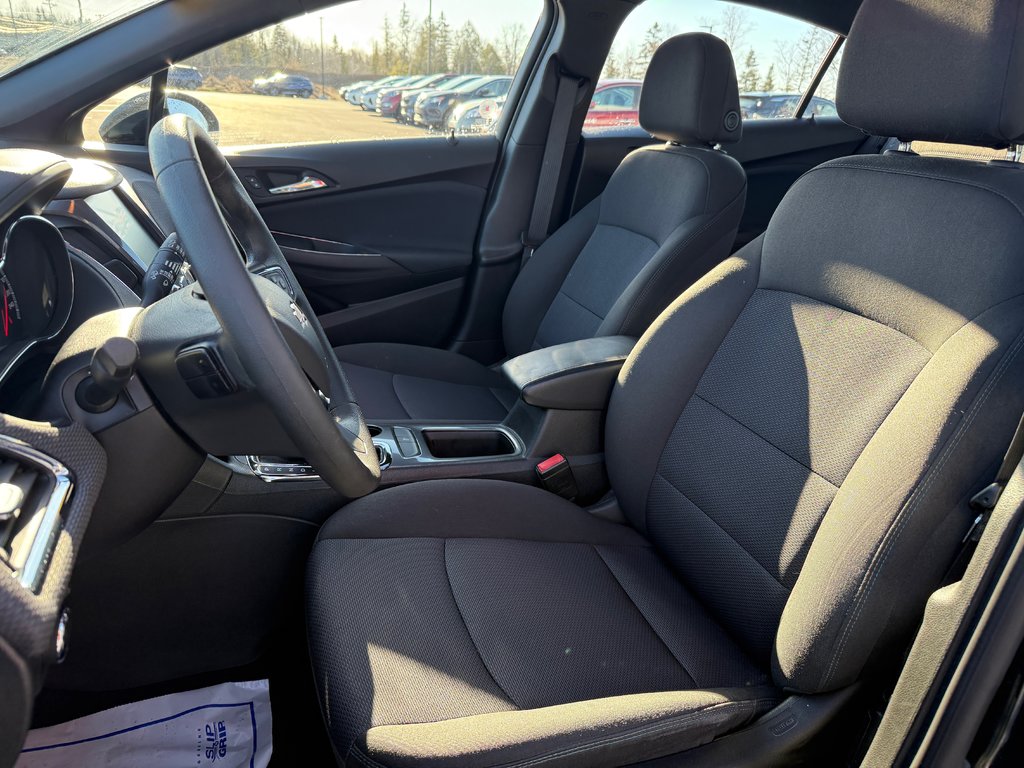 2018  Cruze Hatchback LT - 6AT in Bathurst, New Brunswick - 14 - w1024h768px