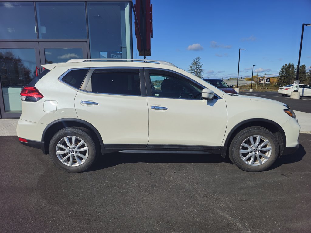 2017  Rogue SV AWD CVT in Bathurst, New Brunswick - 2 - w1024h768px