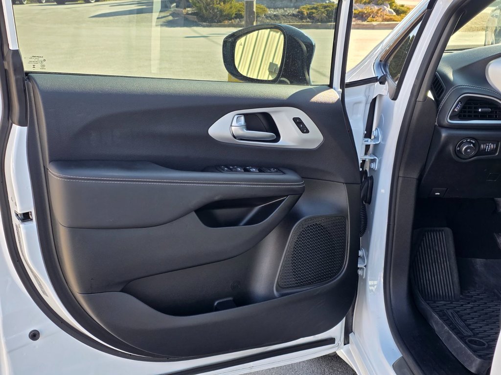 2024 Chrysler Pacifica Touring-L-5