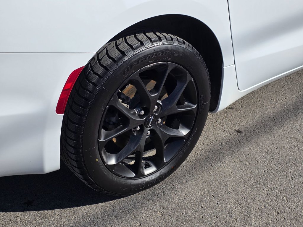 2024 Chrysler Pacifica Touring-L-4