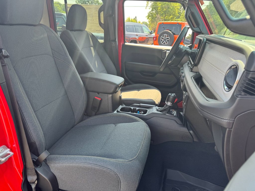 Jeep Wrangler 4-Door SAHARA 2025-7