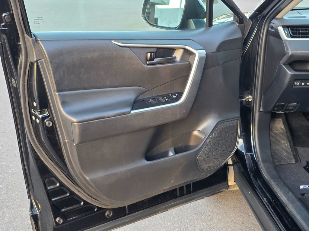 Toyota RAV4 LE 2023-6