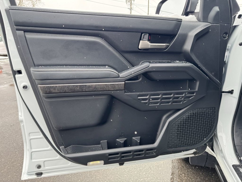 2025 Toyota Tacoma Hybrid / Navigation / Power Side Steps-7