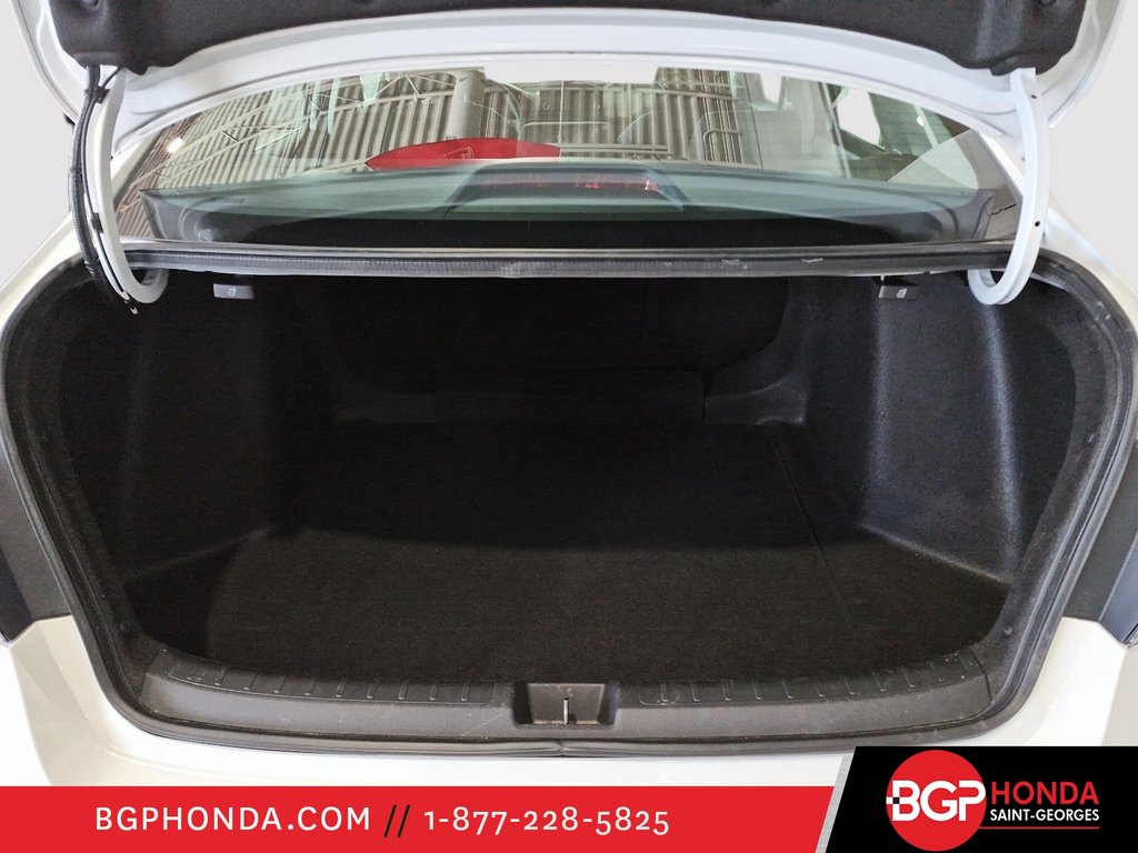 2022 Honda Civic Sedan LX in Saint-Georges, Quebec - 9 - w1024h768px