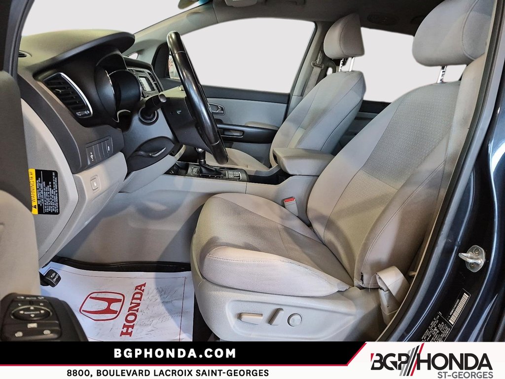 2016 Kia Sedona LX in Saint-Georges, Quebec - 10 - w1024h768px