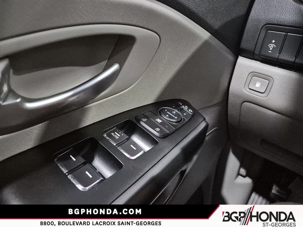 2016 Kia Sedona LX in Saint-Georges, Quebec - 12 - w1024h768px