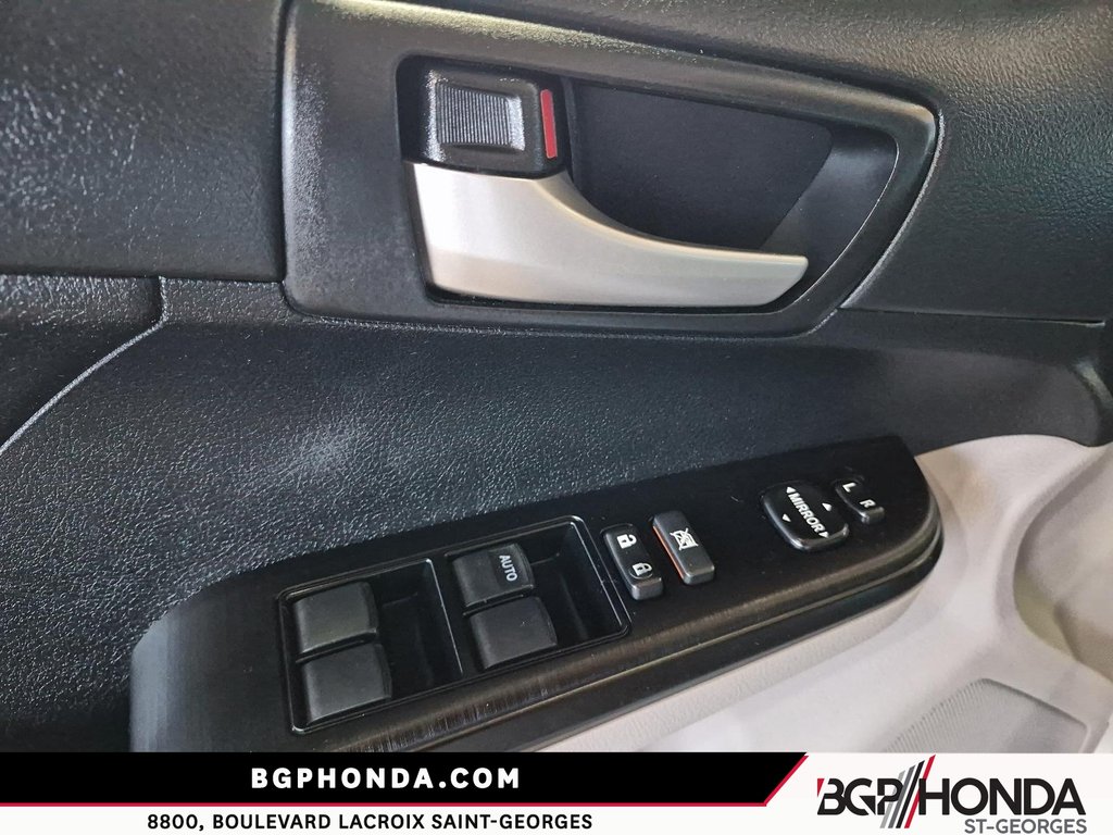 Toyota Camry LE 2012 à Saint-Georges, Québec - 10 - w1024h768px