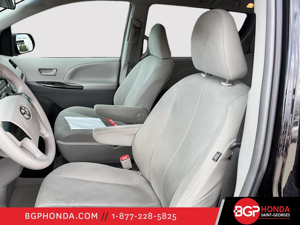 Toyota Sienna CE 7 PASSAGERS 2012 à Saint-Georges, Québec - 9 - w1024h768px