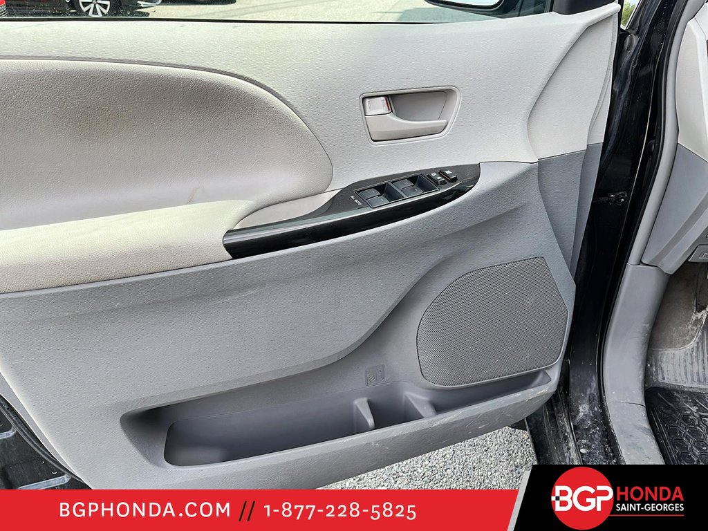 Toyota Sienna CE 7 PASSAGERS 2012 à Saint-Georges, Québec - 11 - w1024h768px