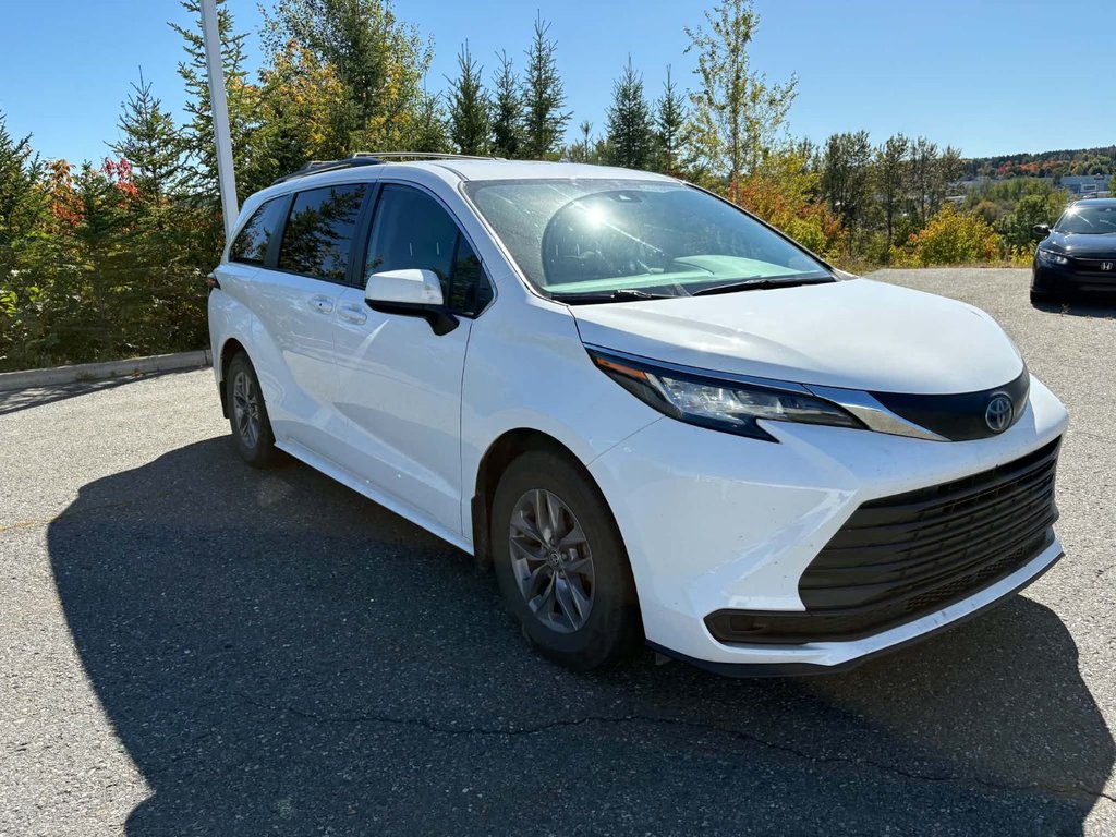 2022 Toyota Sienna LE AWD HYBRID in Saint-Georges, Quebec - 4 - w1024h768px