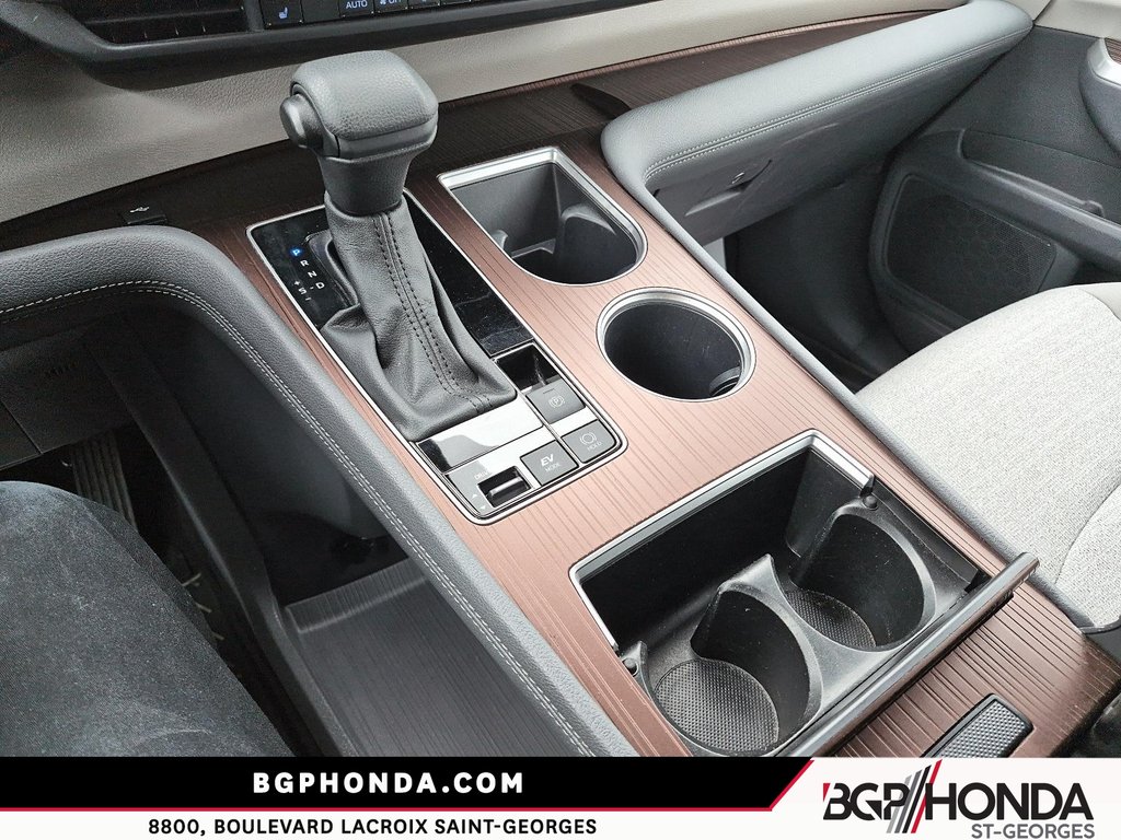2023 Toyota Sienna LE AWD HYBRID in Saint-Georges, Quebec - 15 - w1024h768px