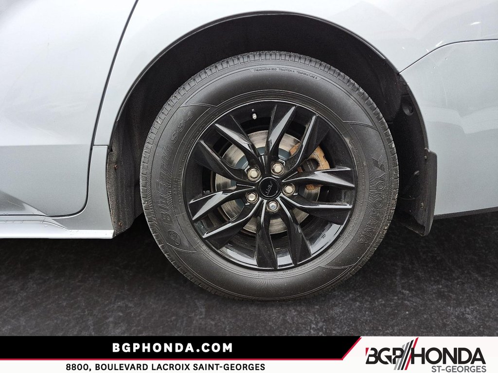 2023 Toyota Sienna LE AWD HYBRID in Saint-Georges, Quebec - 7 - w1024h768px