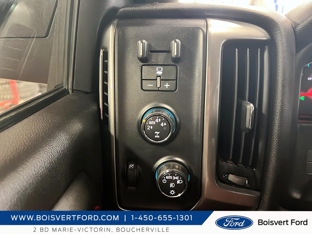 2016 Chevrolet Silverado 1500 LT in Boucherville, Quebec - 14 - w1024h768px
