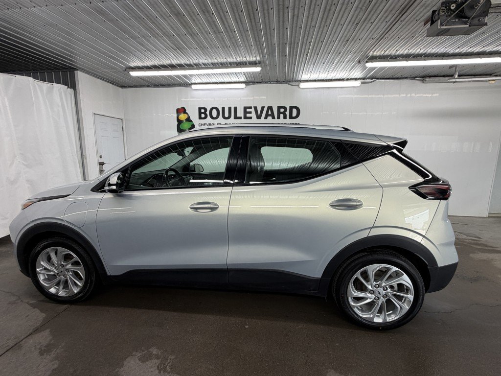 2023 Chevrolet BOLT EUV LT in Rimouski, Quebec - 3 - w1024h768px