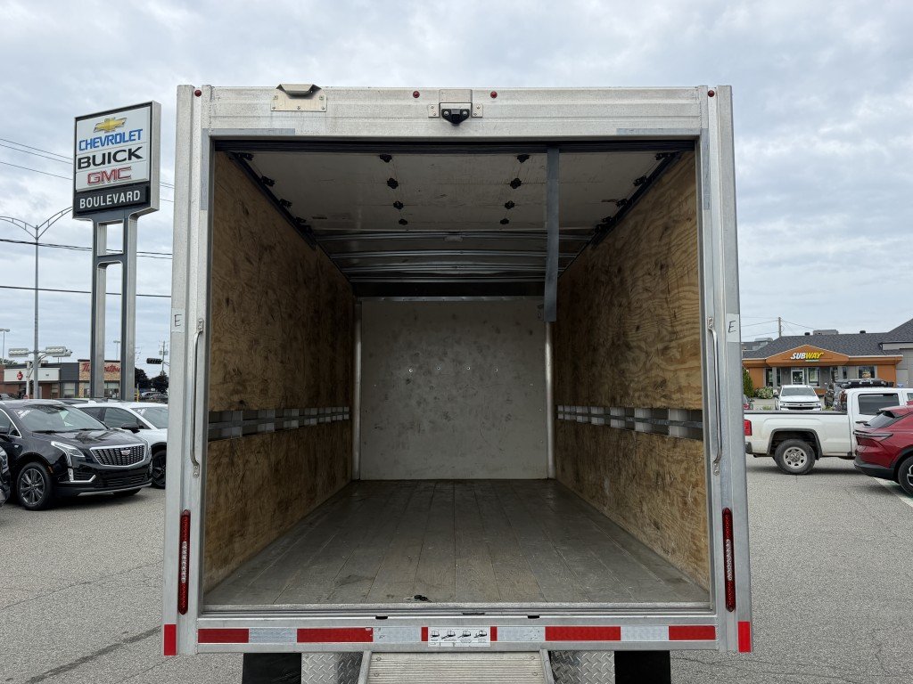 2025 Chevrolet EXPRESS COMMERC 3500 CUBE 14'' V8 6.6L in Rimouski, Quebec - 6 - w1024h768px