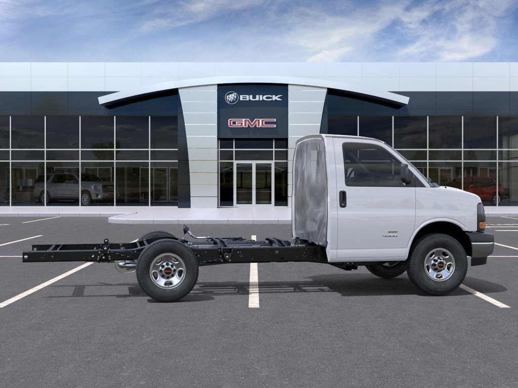 GMC Savana Cutaway 3500  2025 à Rimouski, Québec - 5 - w1024h768px
