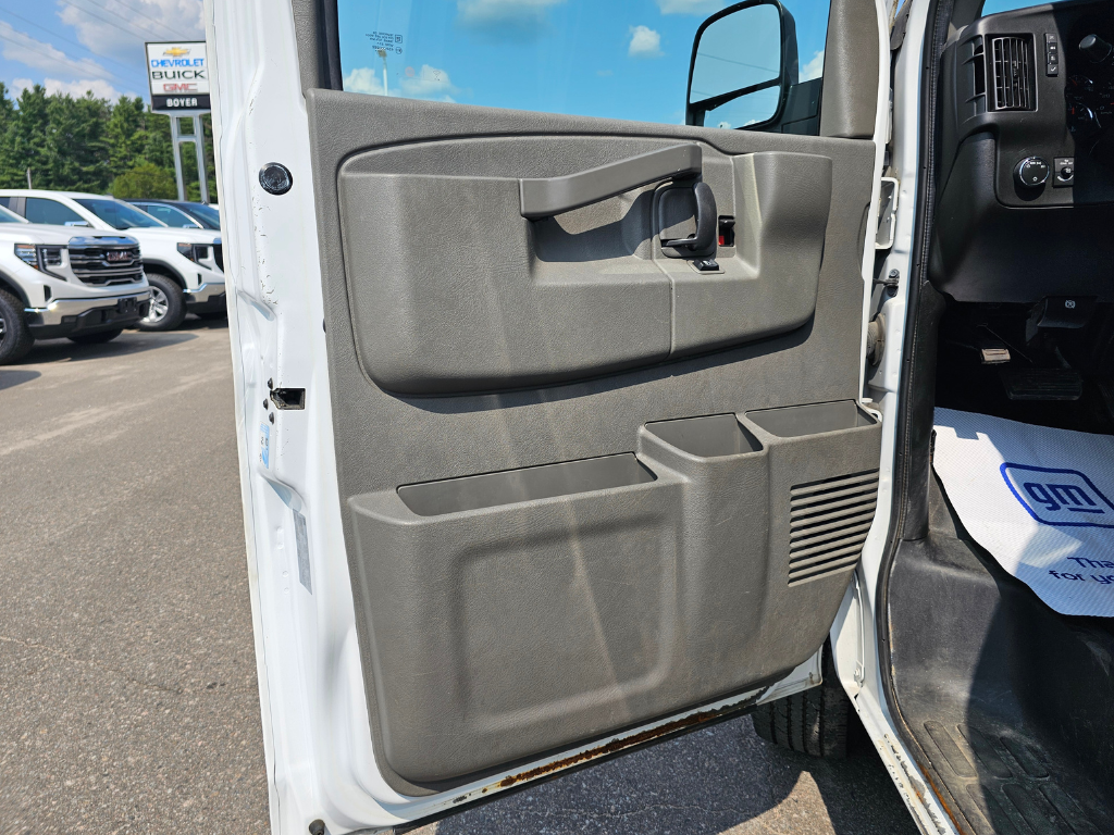 2021 Chevrolet Express Cargo Van in Pickering, Ontario - 27 - w1024h768px