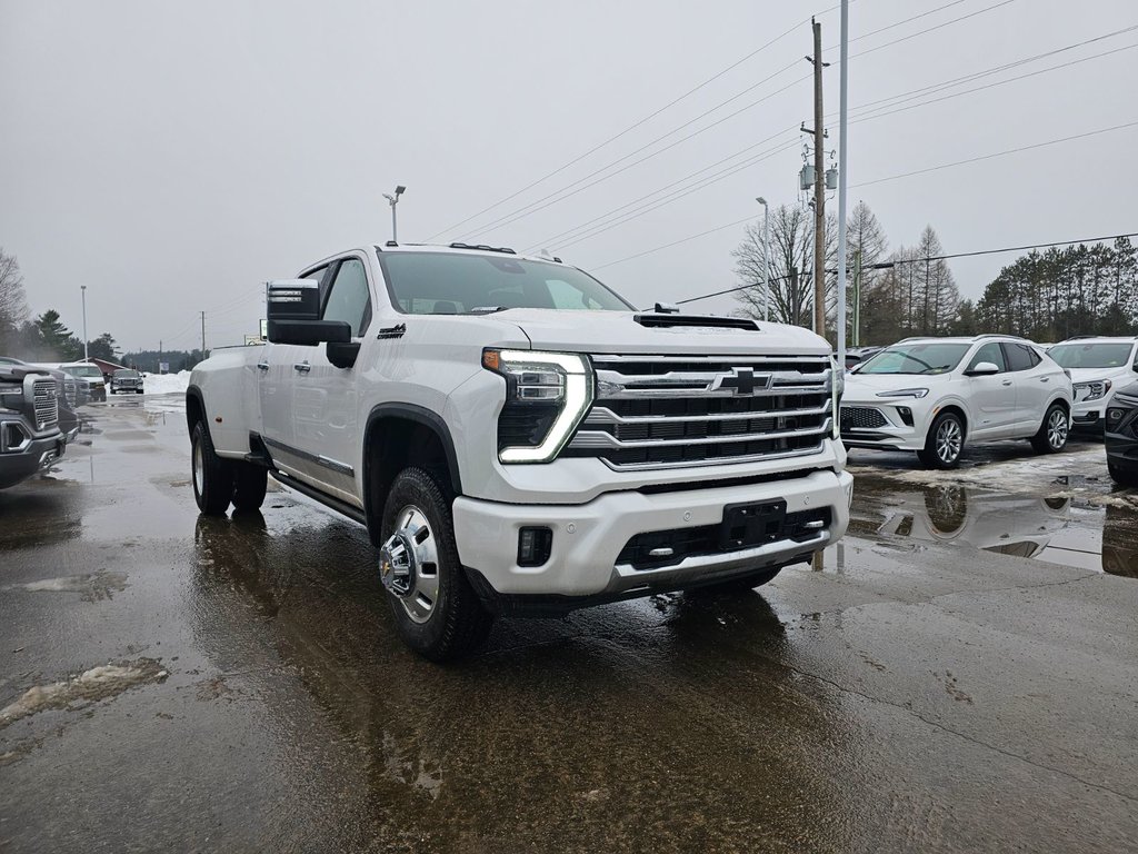 2025 Chevrolet Silverado 3500 HD in Pickering, Ontario - 3 - w1024h768px