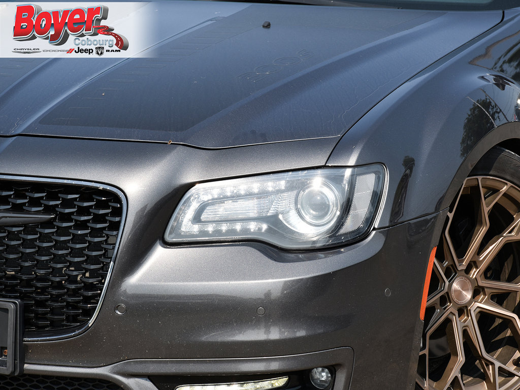 2018 Chrysler 300 in Pickering, Ontario - 2 - w1024h768px