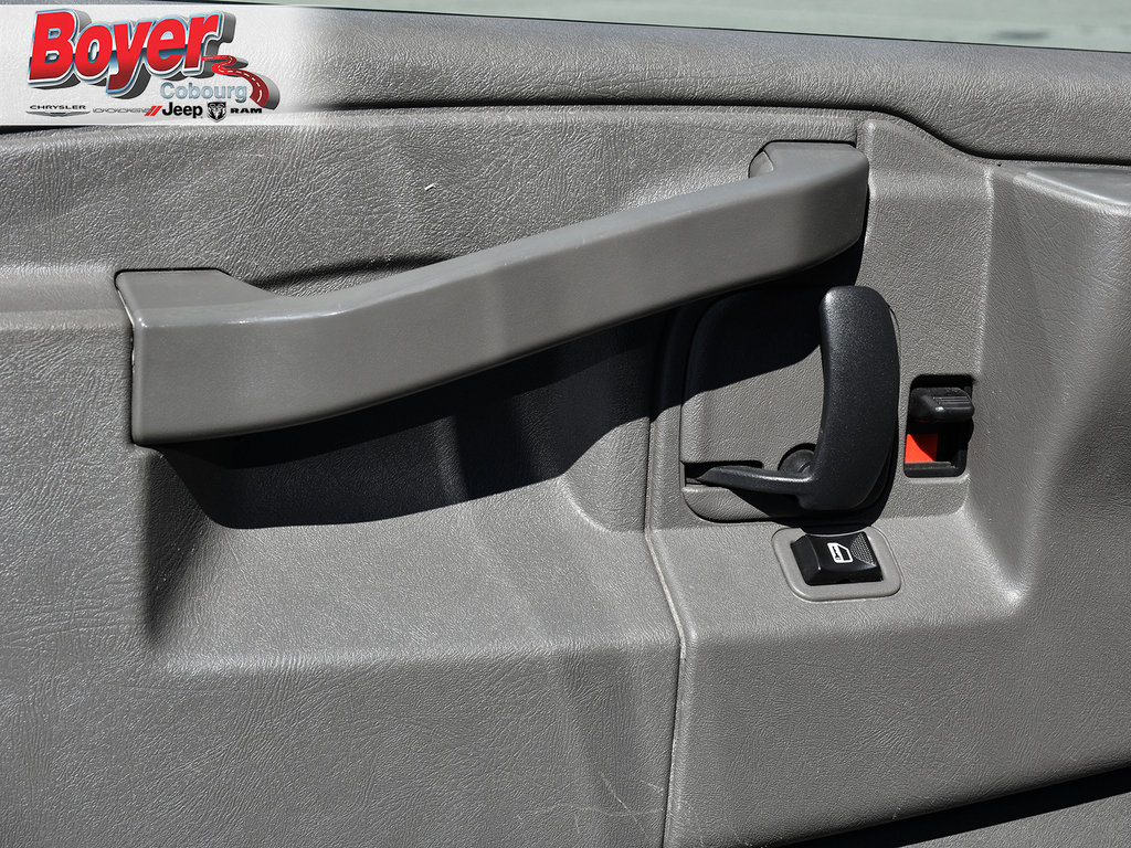 2019 GMC Savana Passenger in Pickering, Ontario - 11 - w1024h768px