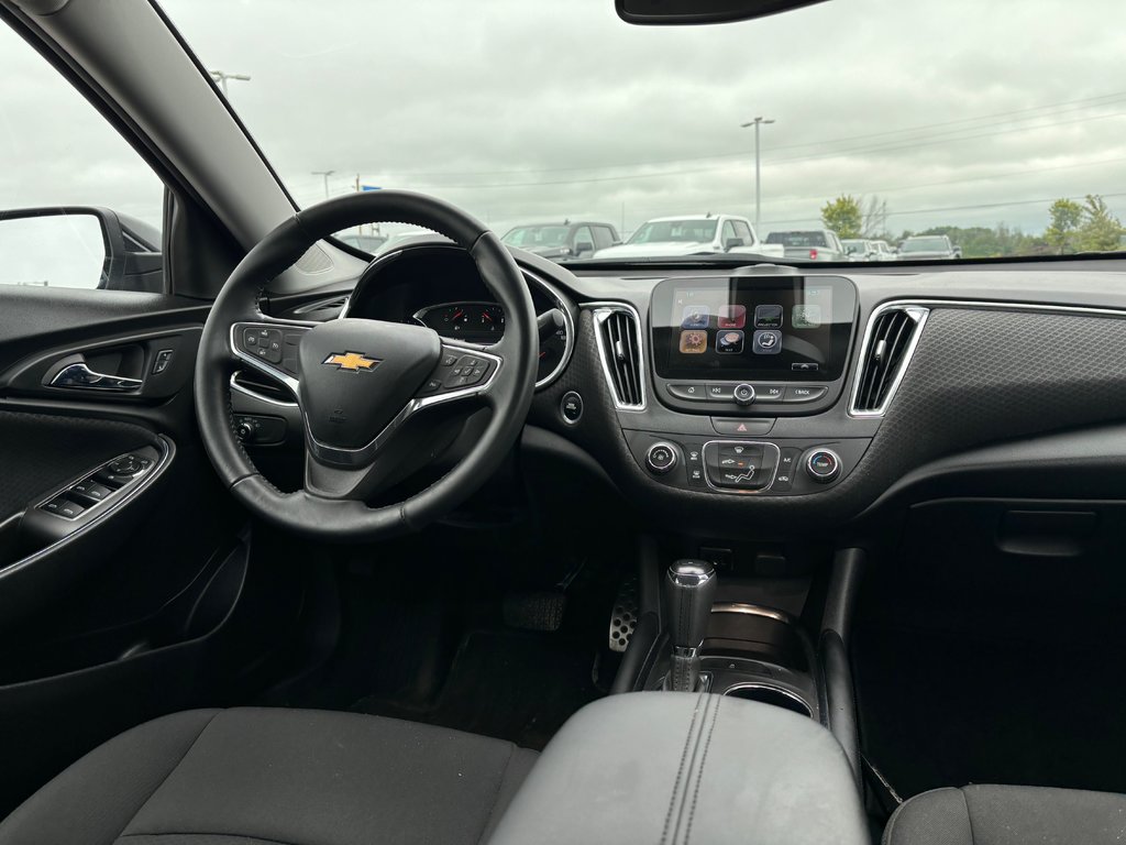 2016 Chevrolet Malibu in Pickering, Ontario - 9 - w1024h768px