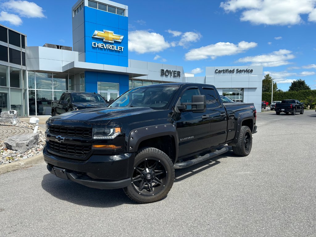 2017 Chevrolet Silverado 1500 in Lindsay, Ontario - 1 - w1024h768px