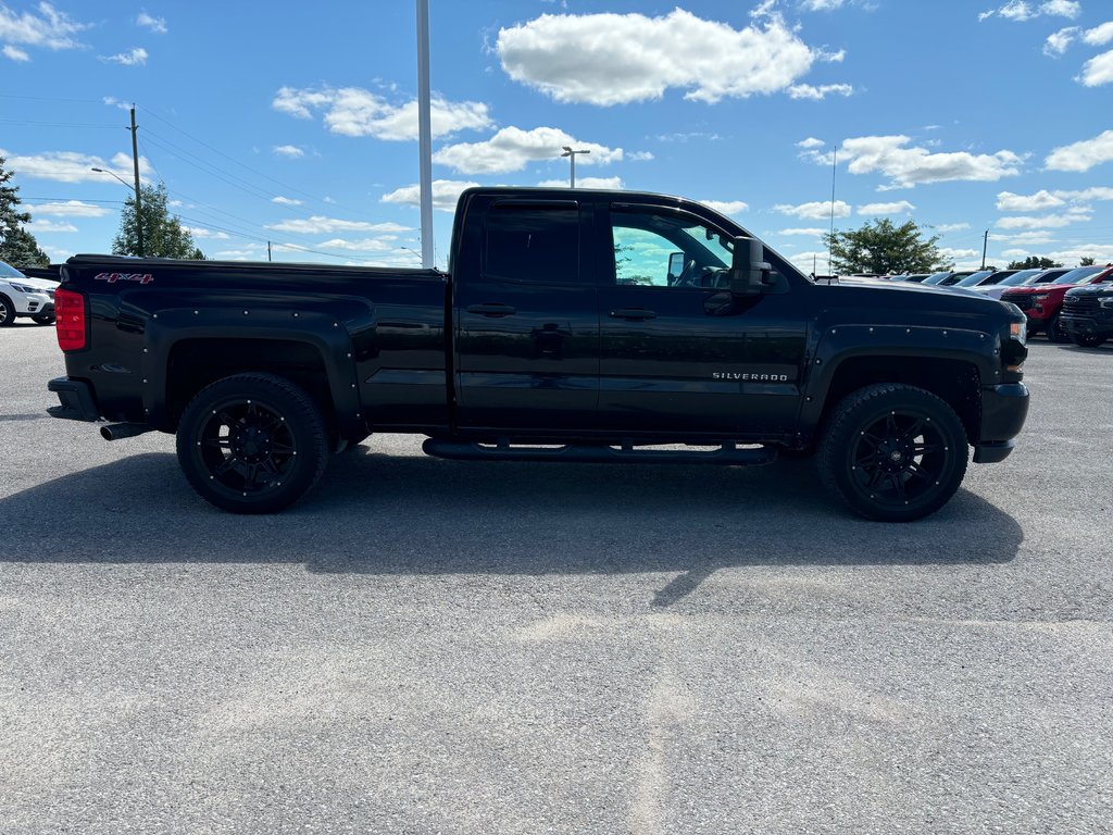 2017 Chevrolet Silverado 1500 in Lindsay, Ontario - 9 - w1024h768px