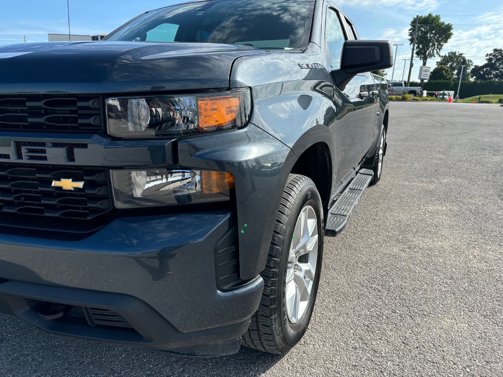 2021 Chevrolet Silverado 1500 in Lindsay, Ontario - 3 - w1024h768px