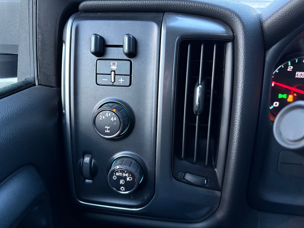 2015 Chevrolet SILVERADO 3500HD BUILT AFTER AUG 14 in Bancroft, Ontario - 22 - w1024h768px