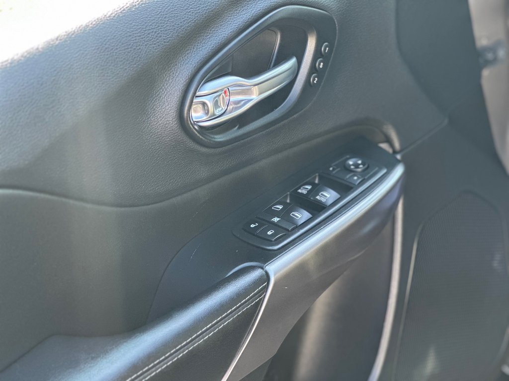 2019  Cherokee LIMITED in Pickering, Ontario - 9 - w1024h768px