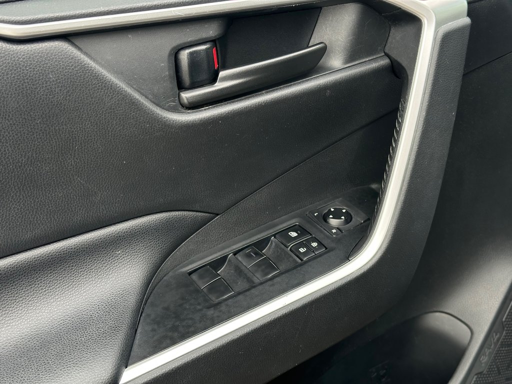 2019 Toyota RAV4 in Pickering, Ontario - 9 - w1024h768px