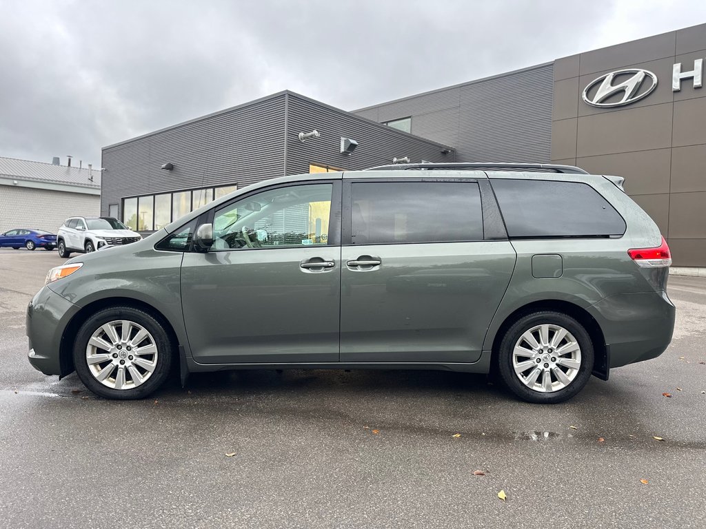 2014 Toyota Sienna in Pickering, Ontario - 2 - w1024h768px