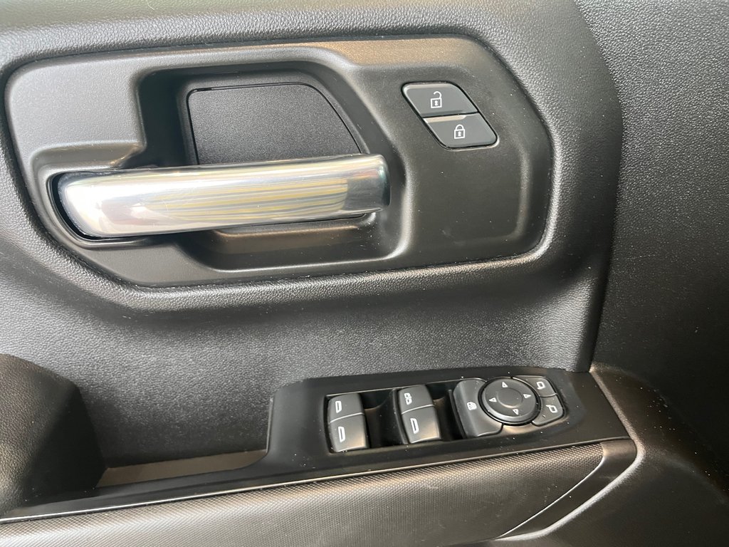Chevrolet Silverado 1500 Custom Trail Boss 2019 à Amos, Québec - 9 - w1024h768px