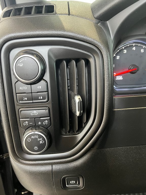 Chevrolet Silverado 1500 Custom Trail Boss 2019 à Amos, Québec - 8 - w1024h768px