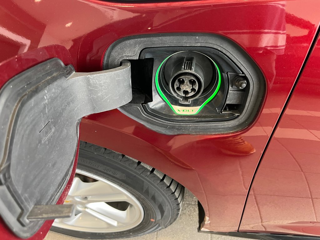 2017 Chevrolet Volt LT in Amos, Quebec - 8 - w1024h768px