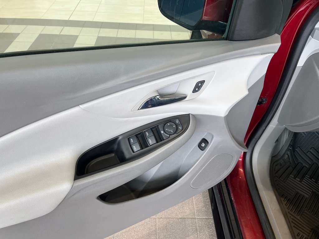 2017 Chevrolet Volt LT in Amos, Quebec - 10 - w1024h768px