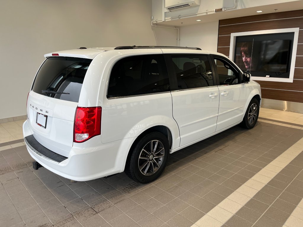 Dodge Grand Caravan SXT Premium Plus 2017 à Amos, Québec - 2 - w1024h768px