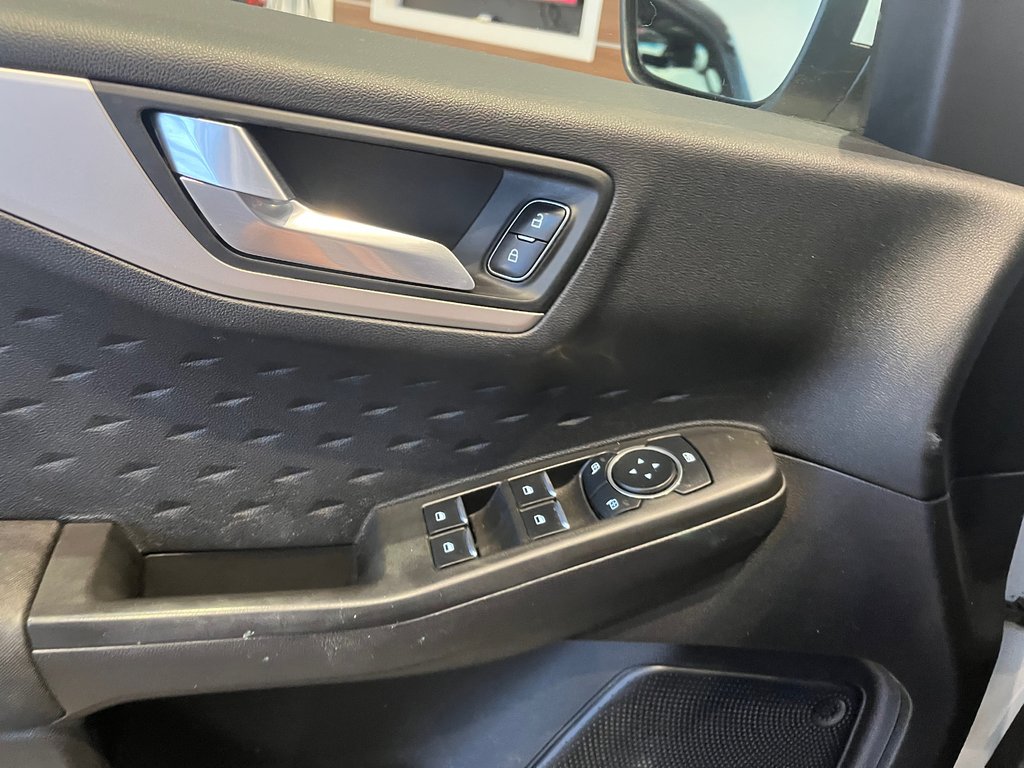 2020 Ford Escape SE in Amos, Quebec - 18 - w1024h768px