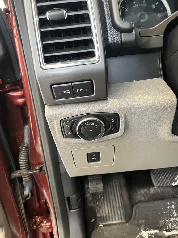 2016 Ford F-150 xlt in Amos, Quebec - 11 - w1024h768px