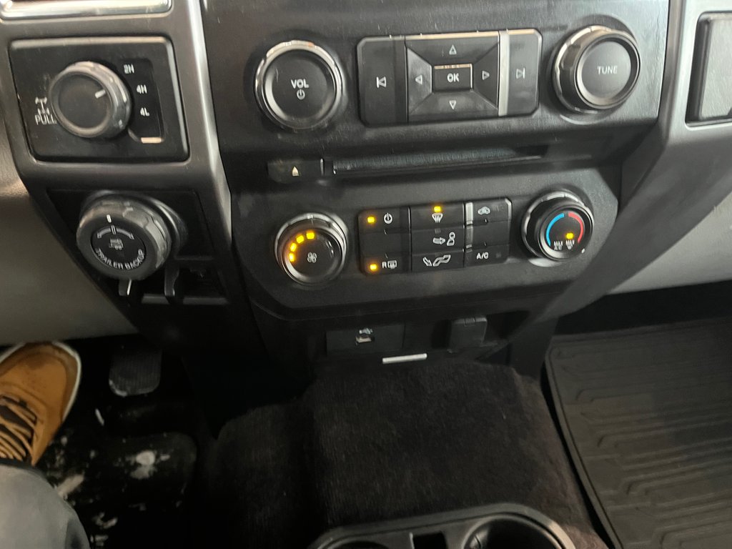 2016 Ford F-150 xlt in Amos, Quebec - 16 - w1024h768px