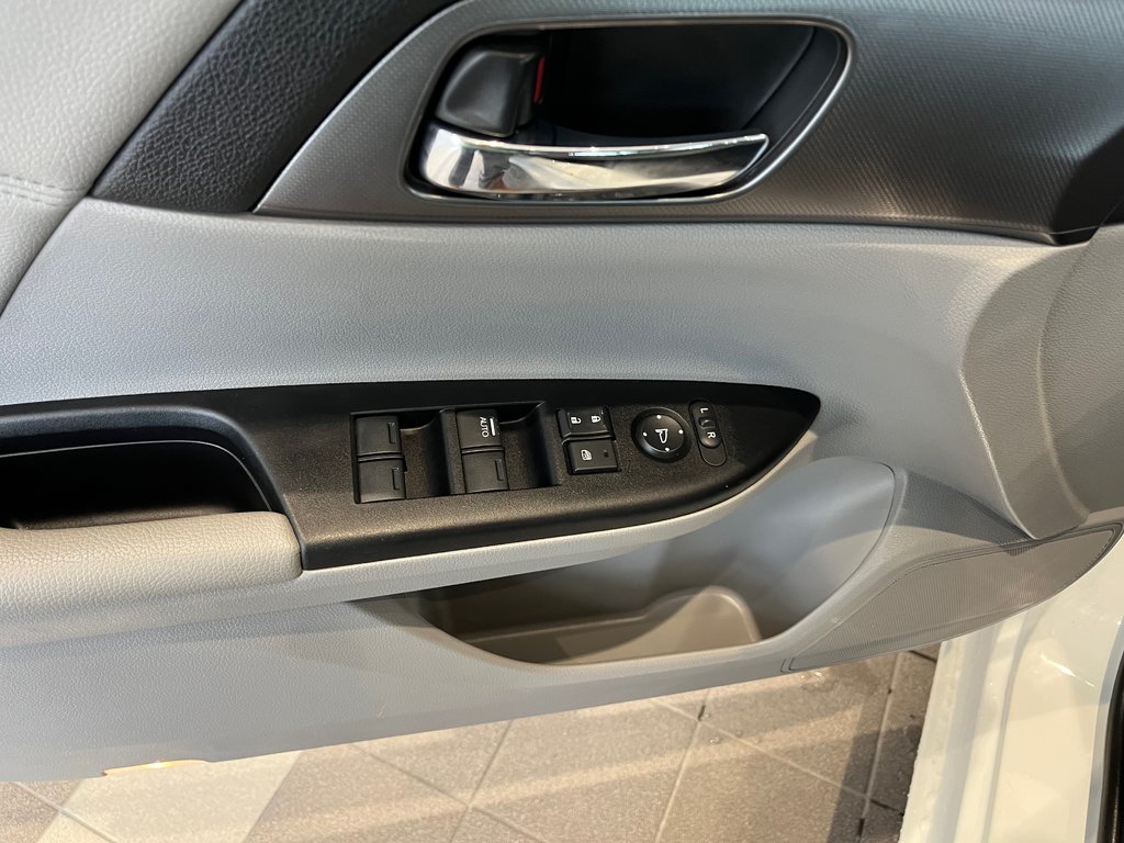 Honda Accord Sedan LX 2015 à Amos, Québec - 11 - w1024h768px