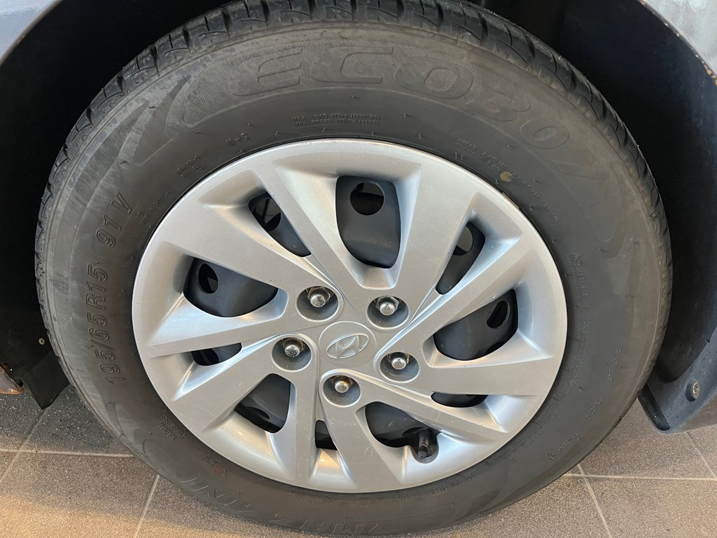 Hyundai Elantra Essential 2019 à Amos, Québec - 16 - w1024h768px