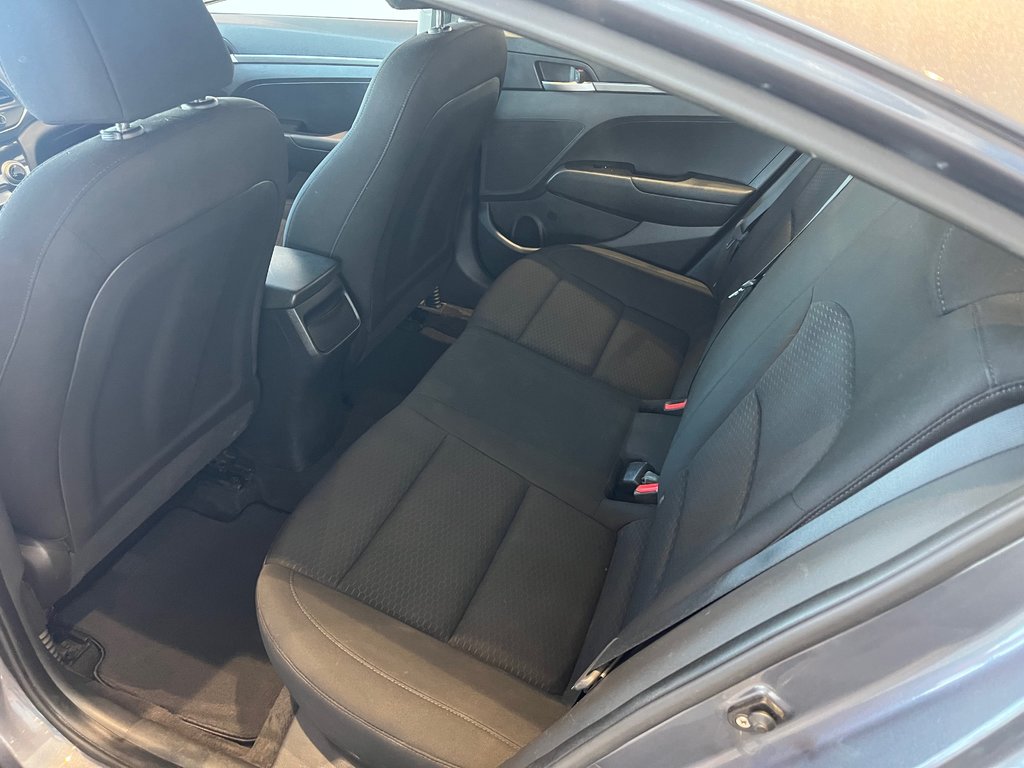 Hyundai Elantra Essential 2019 à Amos, Québec - 8 - w1024h768px
